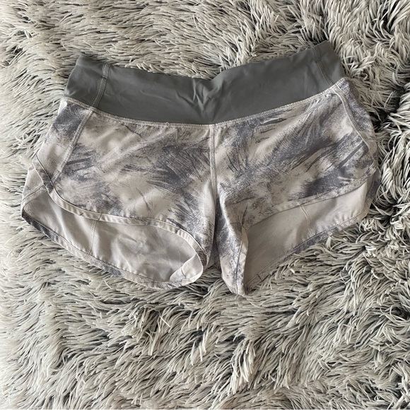 Lululemon Speed Short! Size 4, 2.5” length - Picture 2 of 5